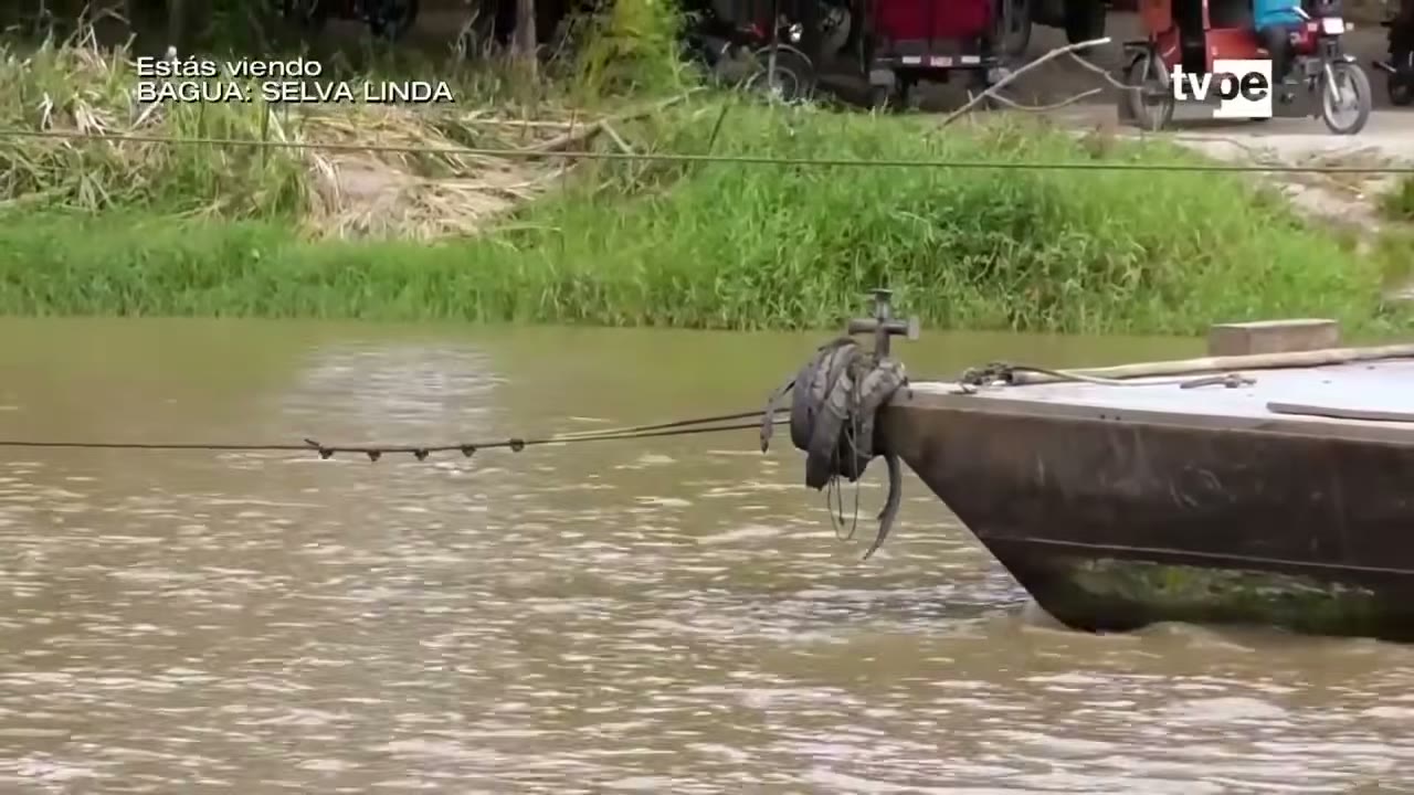 La balsa cautiva para cruzar el río