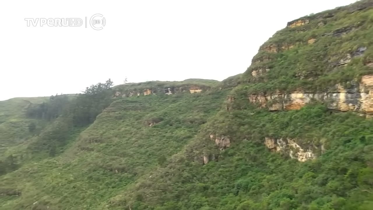 Los acantilados del valle, cerca de Lámud