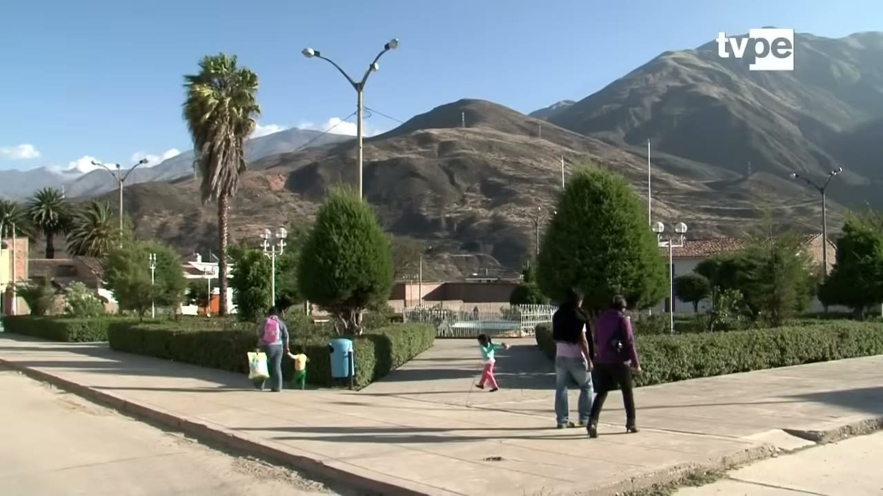 Plaza de Caraz con los cerros al fondo