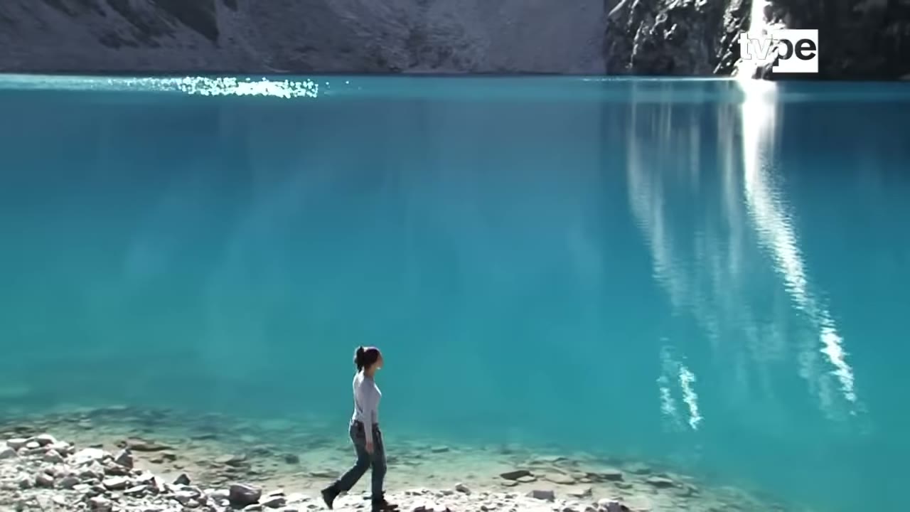 Las aguas turquesa de la laguna 69