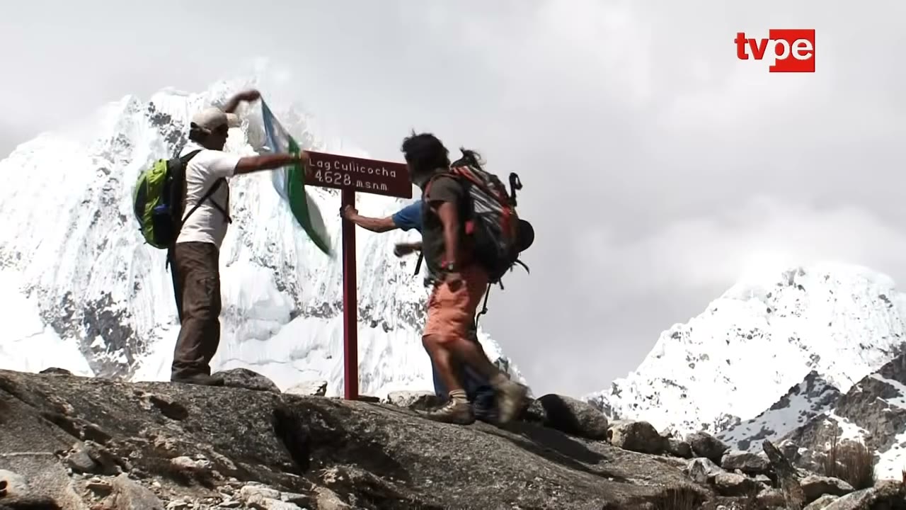 Caminantes en un abra frente a los nevados