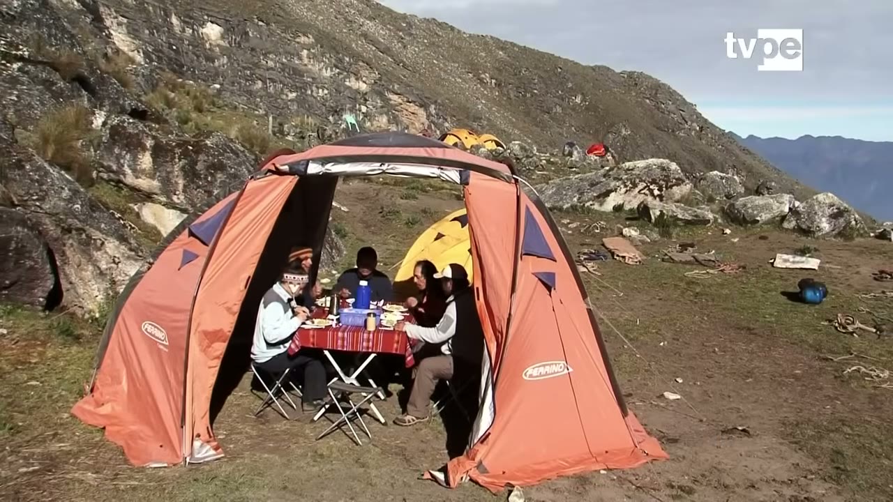 Carpa comedor en el campamento de Osoruri