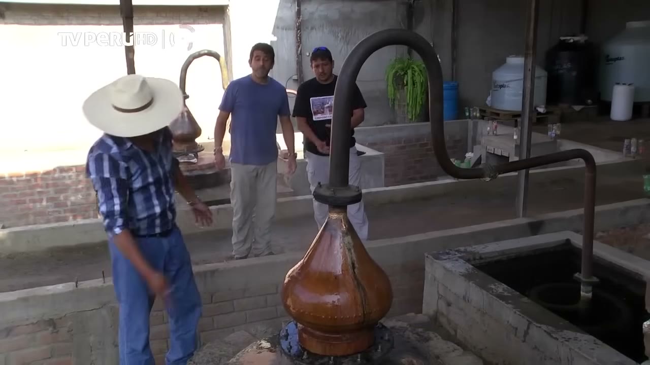 Un alambique en una bodega de Moro