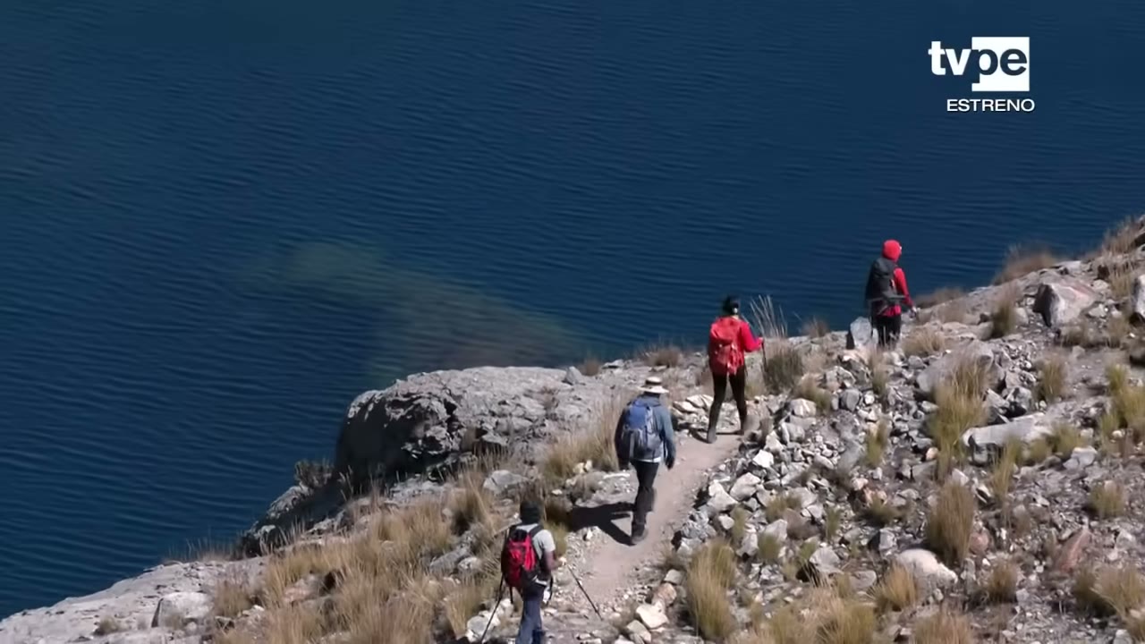 Caminantes junto a la laguna Ahuac