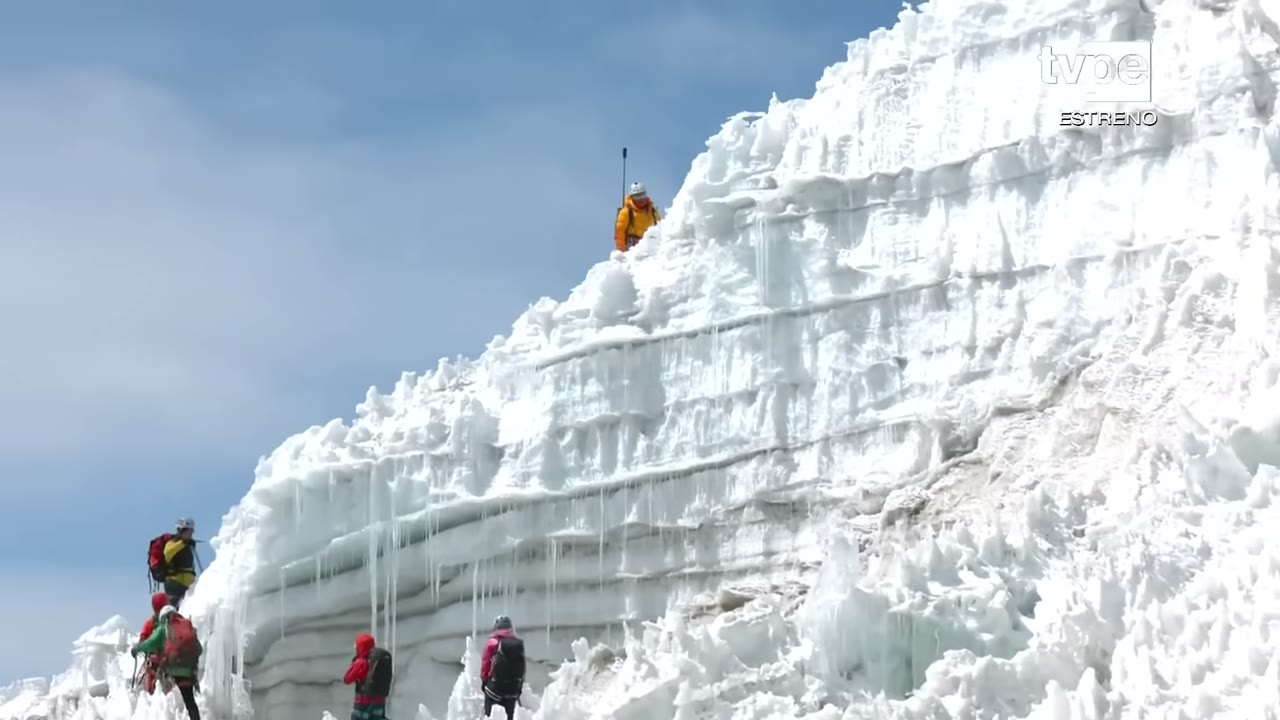 Cordada subiendo por el glaciar del Tuco