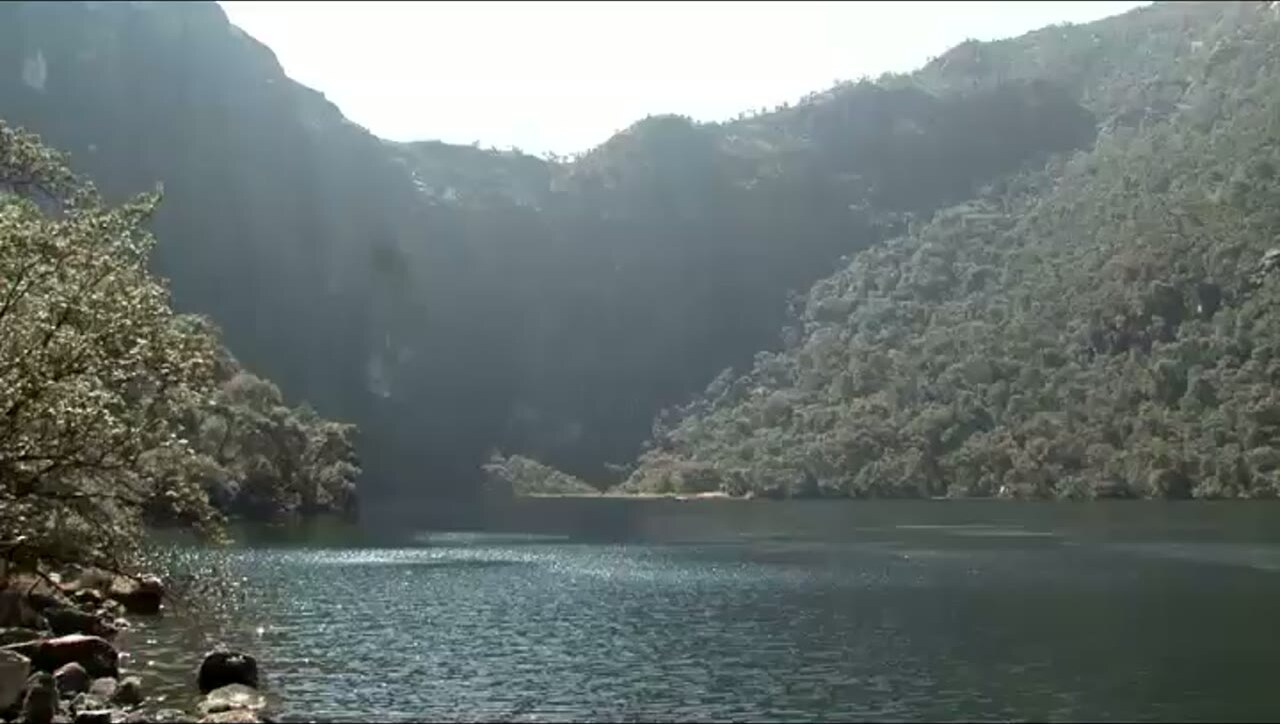 La laguna Jatun Potrero entre bosques de queñual