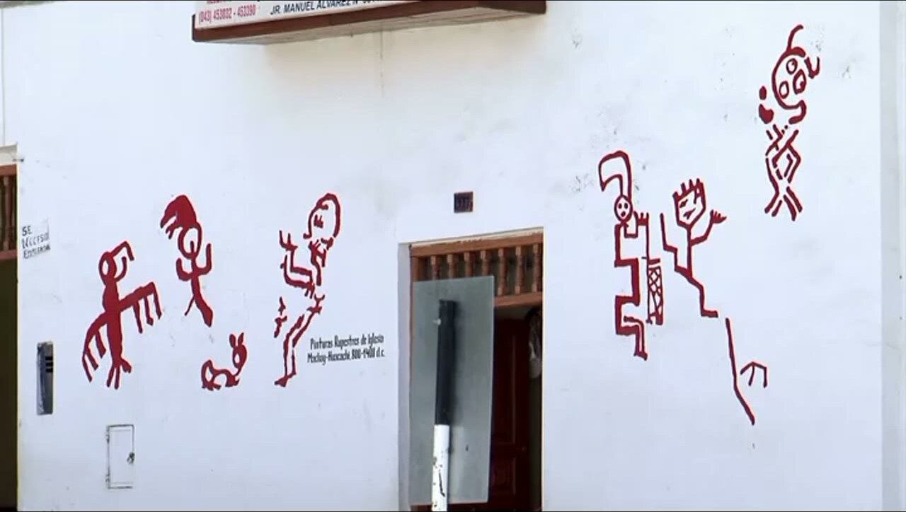 Réplicas de pinturas rupestres en una pared de Huari