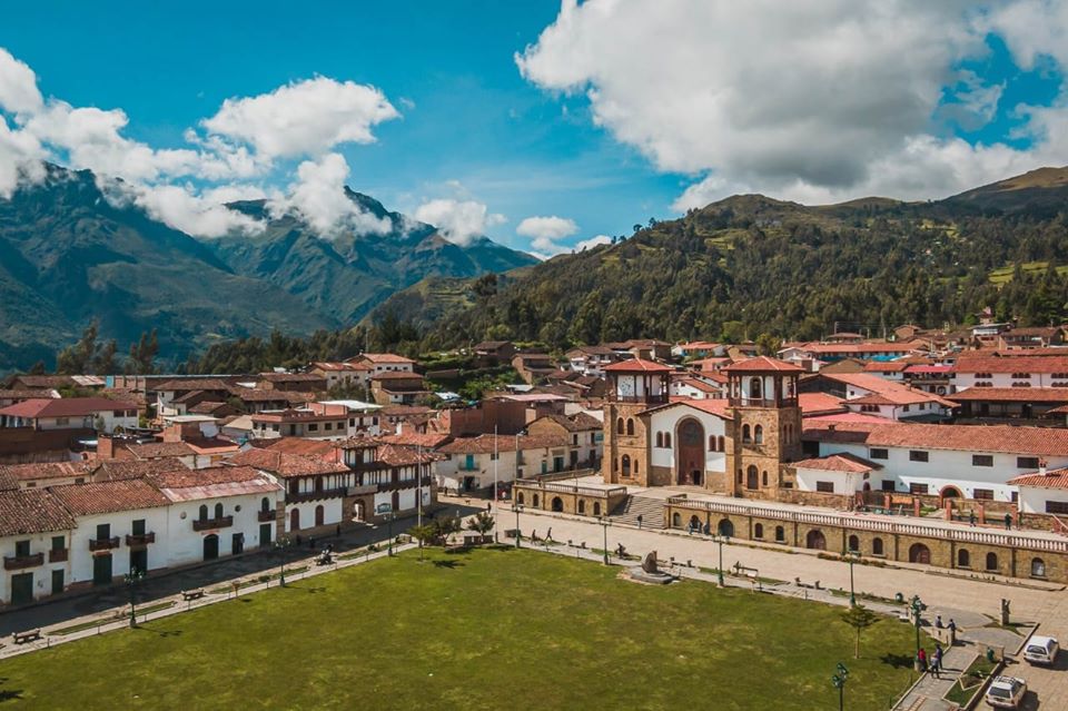 Plaza e iglesia de Chacas bajo los cerros