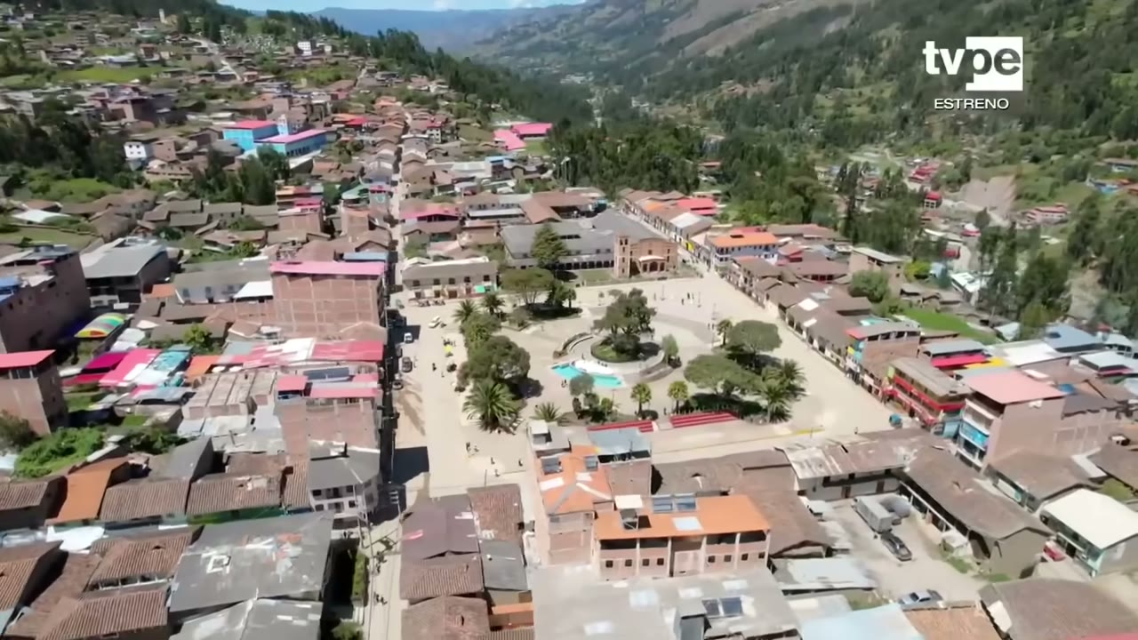 Pomabamba y su plaza vistas desde el aire