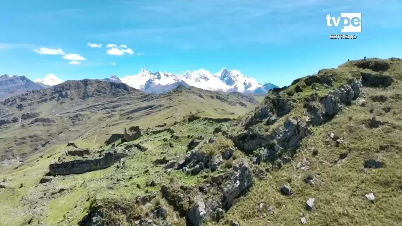 Muros de Yaino frente a la Cordillera Blanca