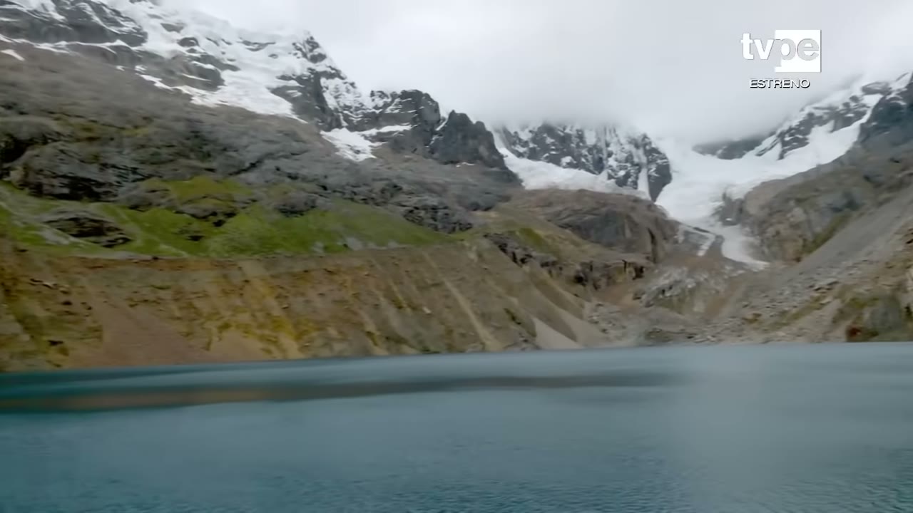 Laguna Safuna Alta bajo el nevado Pucajirca