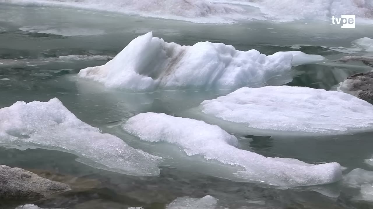 Bloques de hielo en la laguna congelada