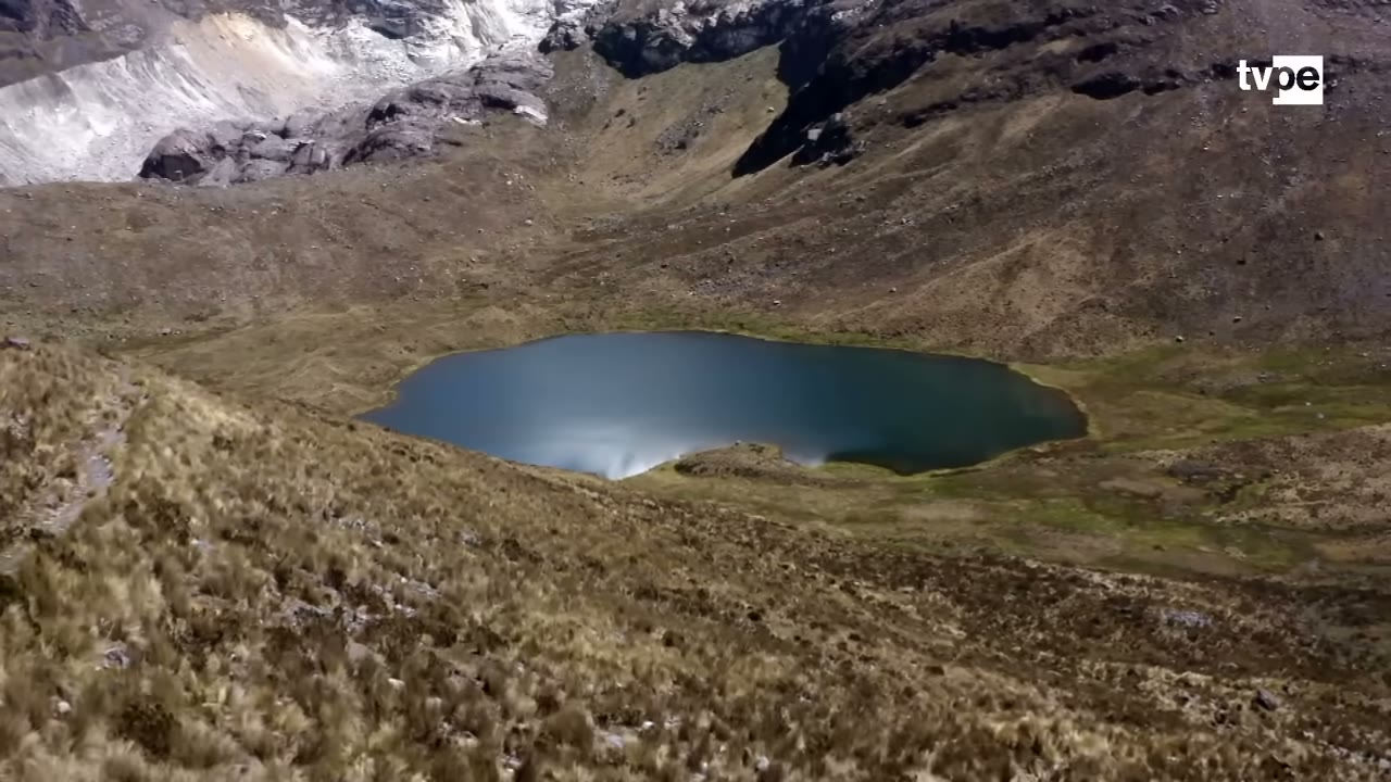 Laguna al pie del Chopicalqui