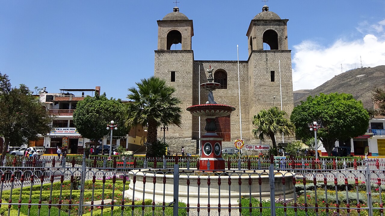 Plaza de Armas y catedral de Caraz
