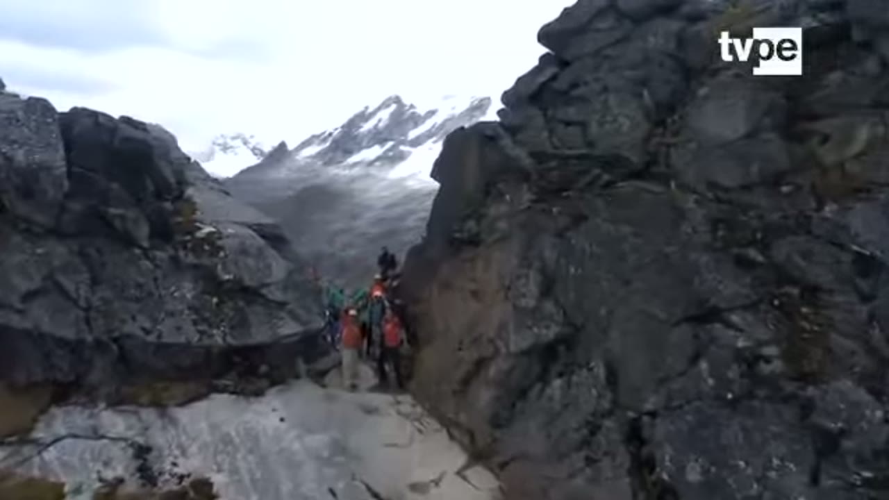 Caminantes cruzando el abra Punta Unión