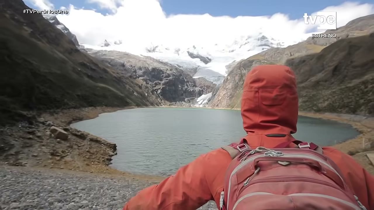 Laguna Rajucolta y el glaciar del Huantsán