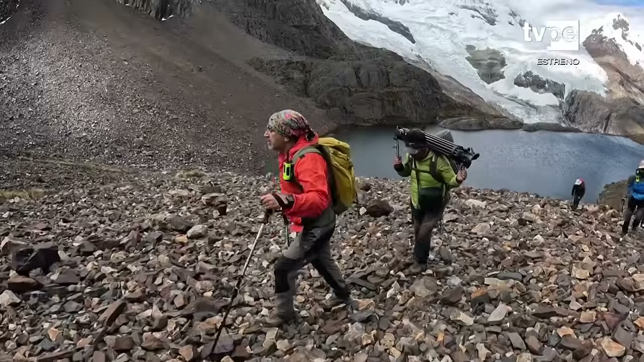 Laguna glaciar en la subida al abra