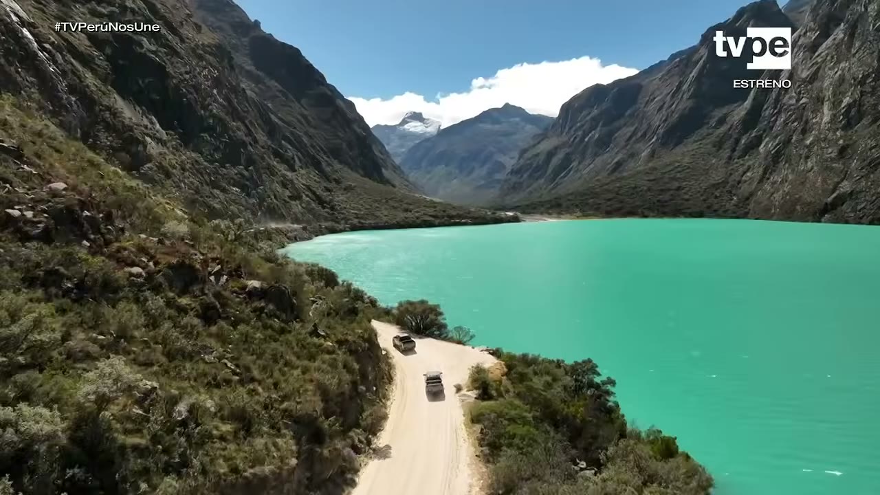 Una laguna de Llanganuco y la carretera junto a ella