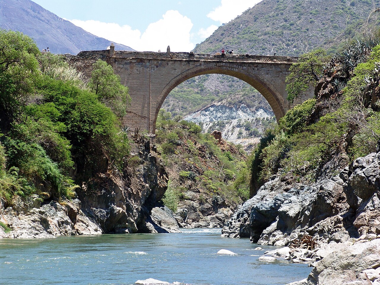 El puente de Pachachaca sobre el río