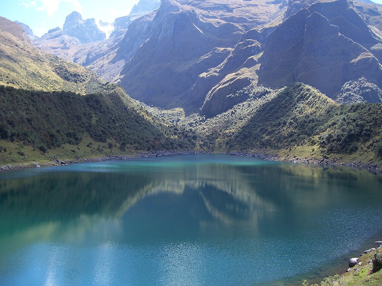 Laguna Uspaccocha al pie del Ampay