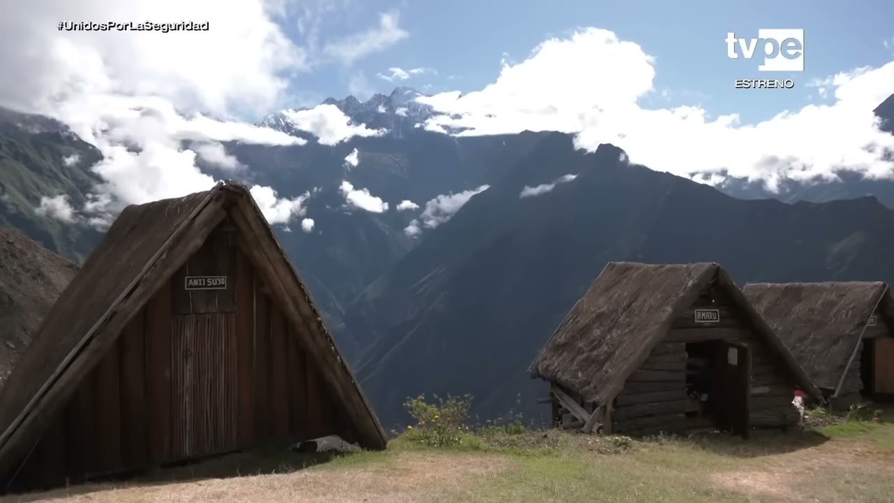 Cabañas de Capuliyoc frente a la cordillera