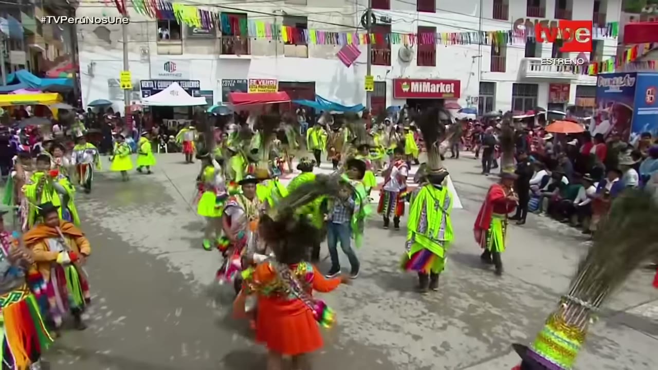 Danzantes del Pukllay en una calle de Andahuaylas