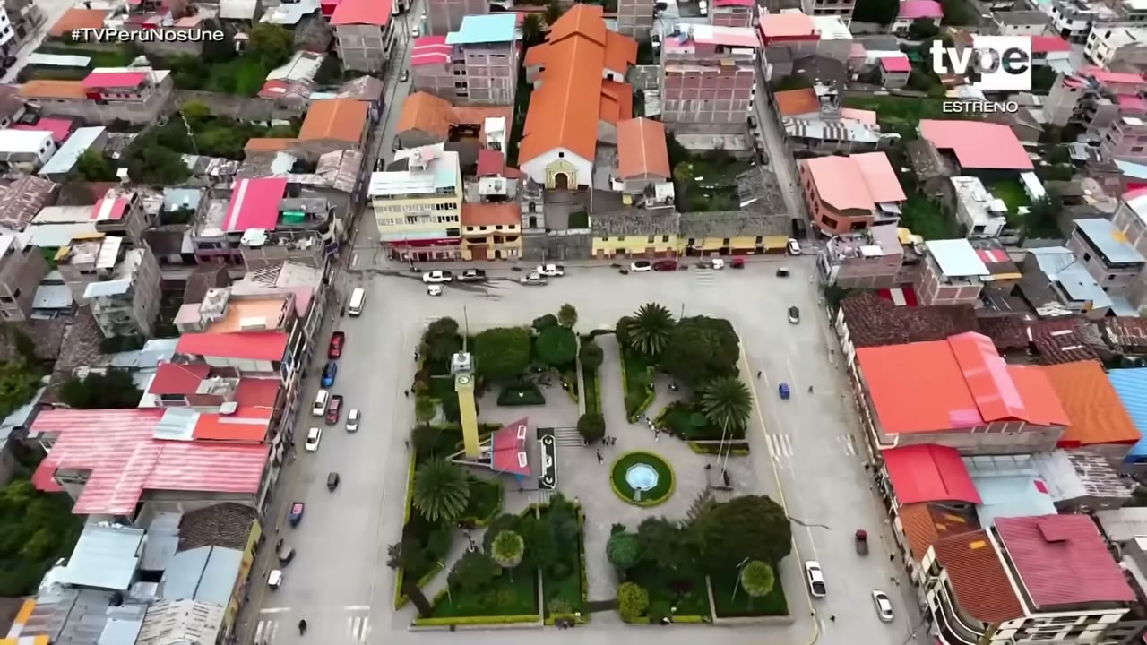 La plaza de Talavera y su torre del reloj desde el aire