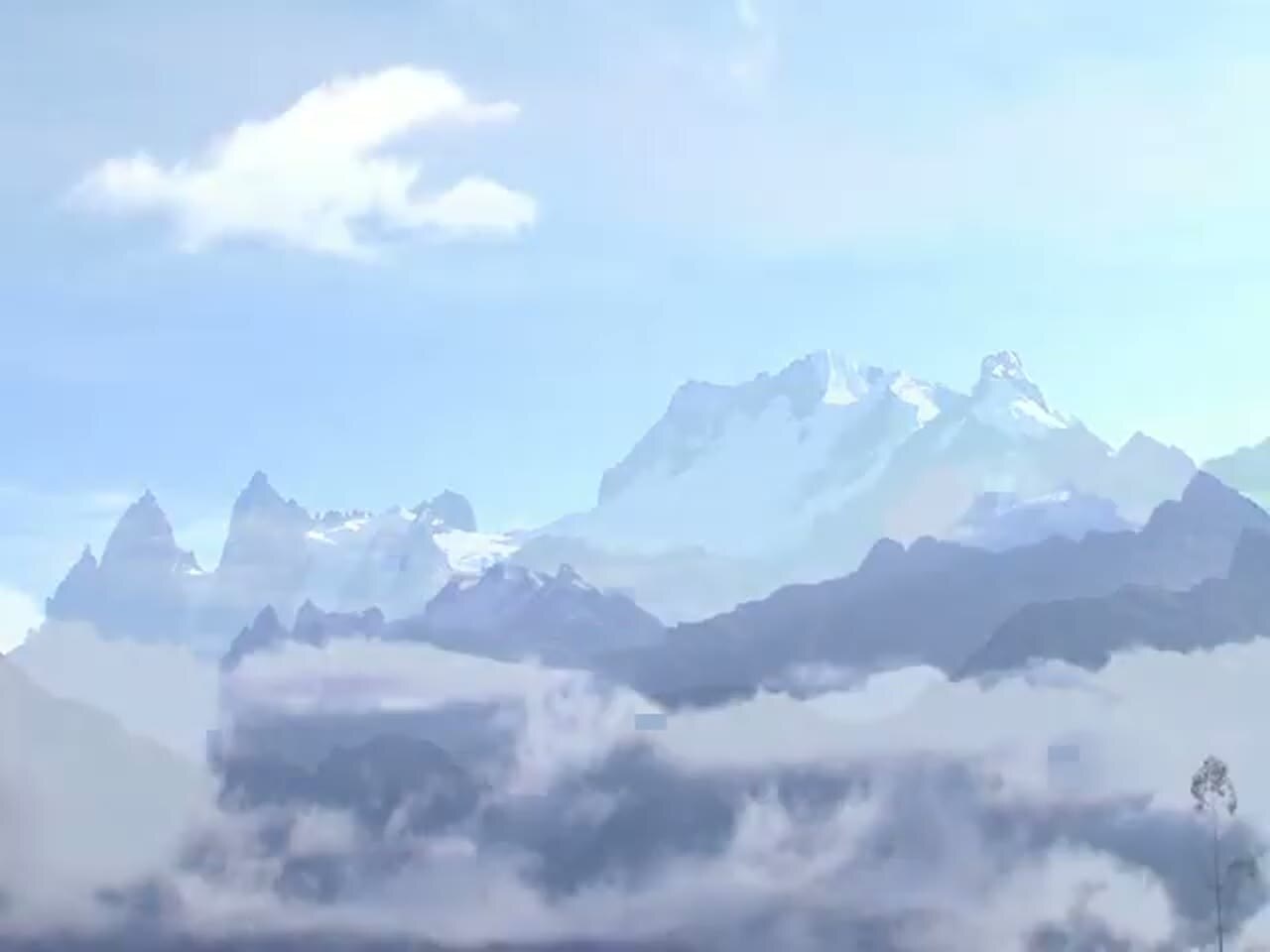 Los nevados asomando sobre las nubes, desde el mirador de Kiunalla