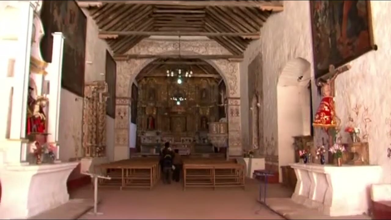 El altar mayor de la iglesia de la Natividad de Ayrihuanca
