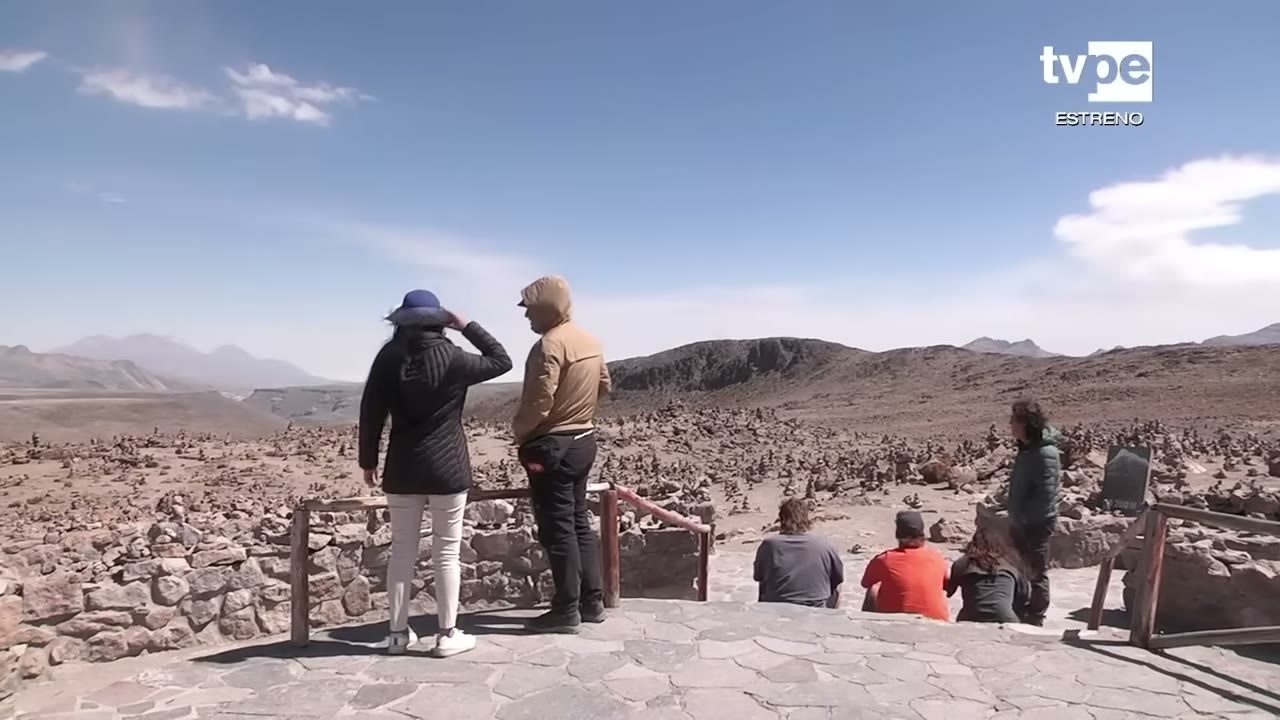 Viajeros en el mirador de Patapampa