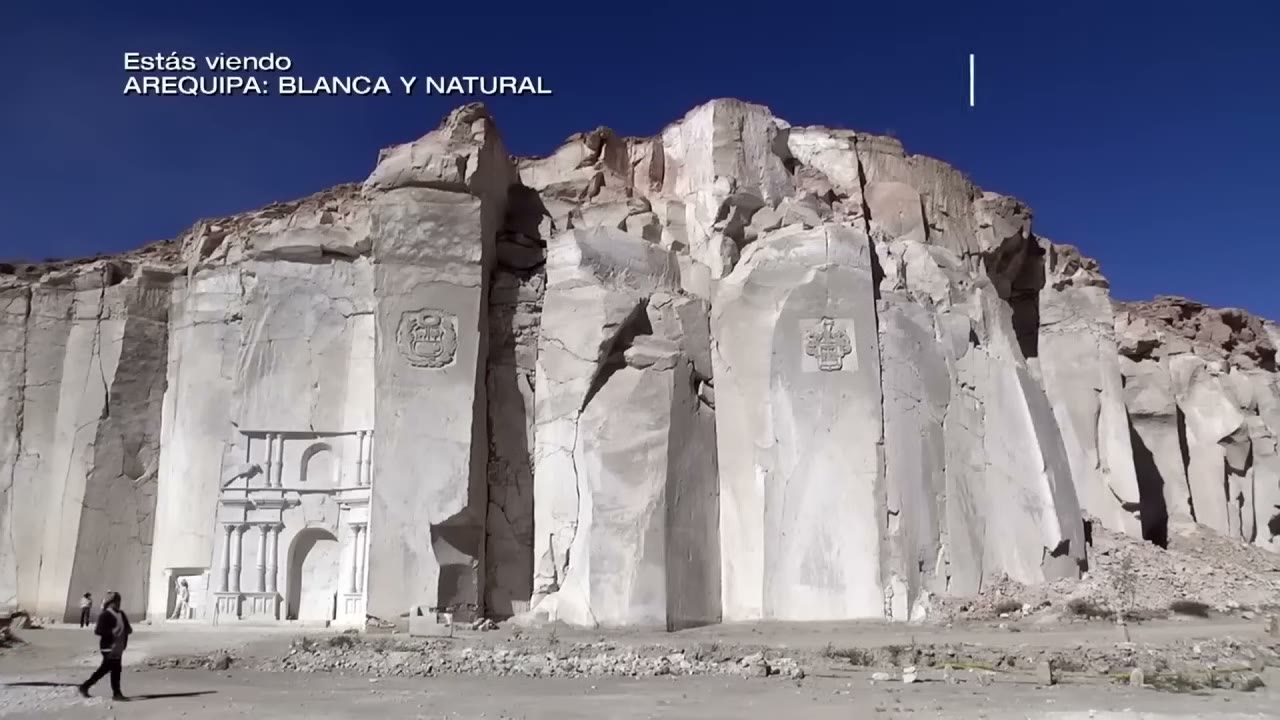 Una fachada tallada en la pared de sillar