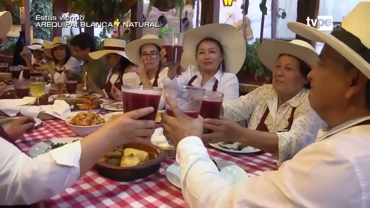 Brindis con chicha en la picantería