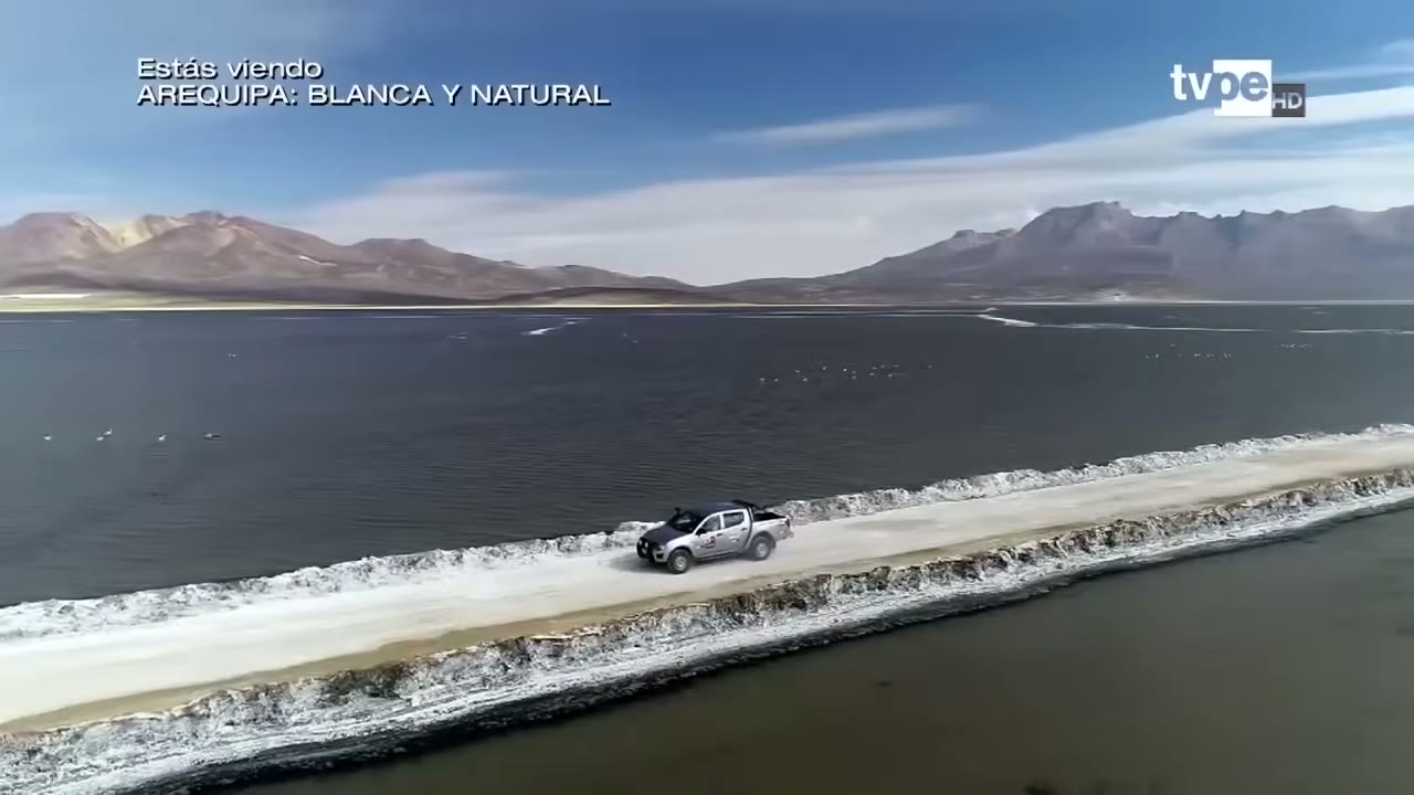 La orilla de sal de la laguna de Salinas