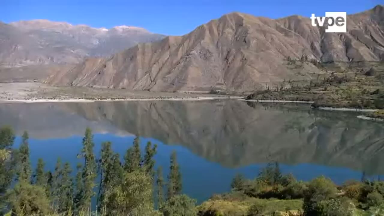 La laguna de Chachas entre los cerros