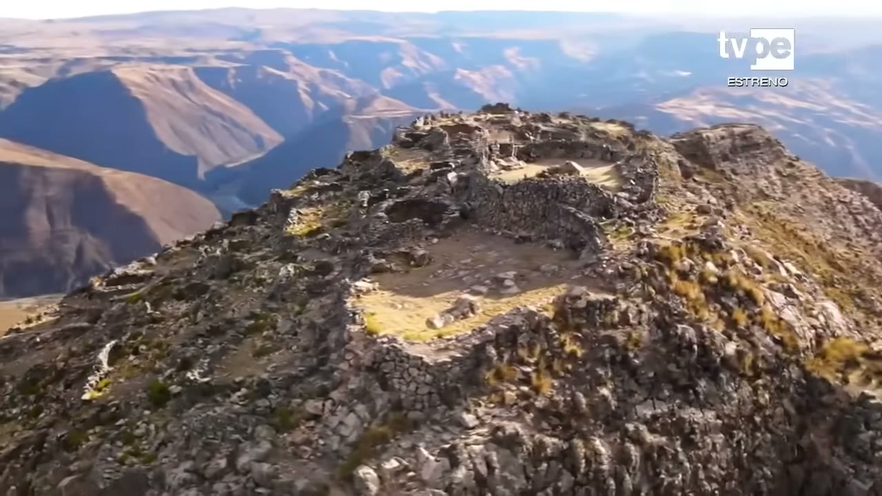 Ñaupallacta en lo alto del cerro