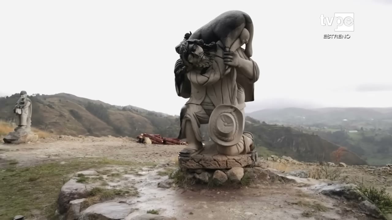 Una escultura gigante sobre la loma