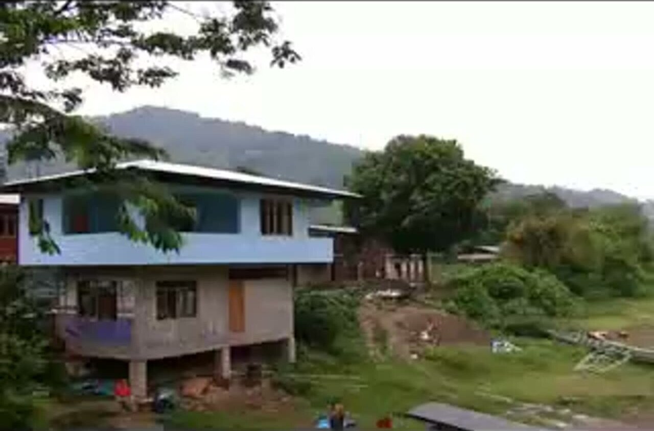 Casas de Ivochote junto al río