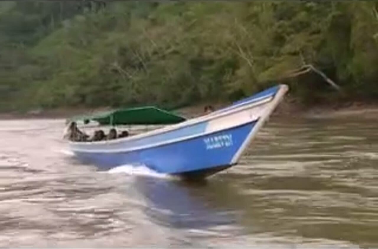 Una lancha cruzando el pongo de Mainique