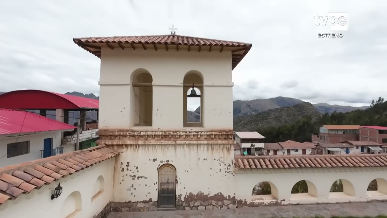 Campanario del templo de San Pedro Apóstol, Pacaritambo