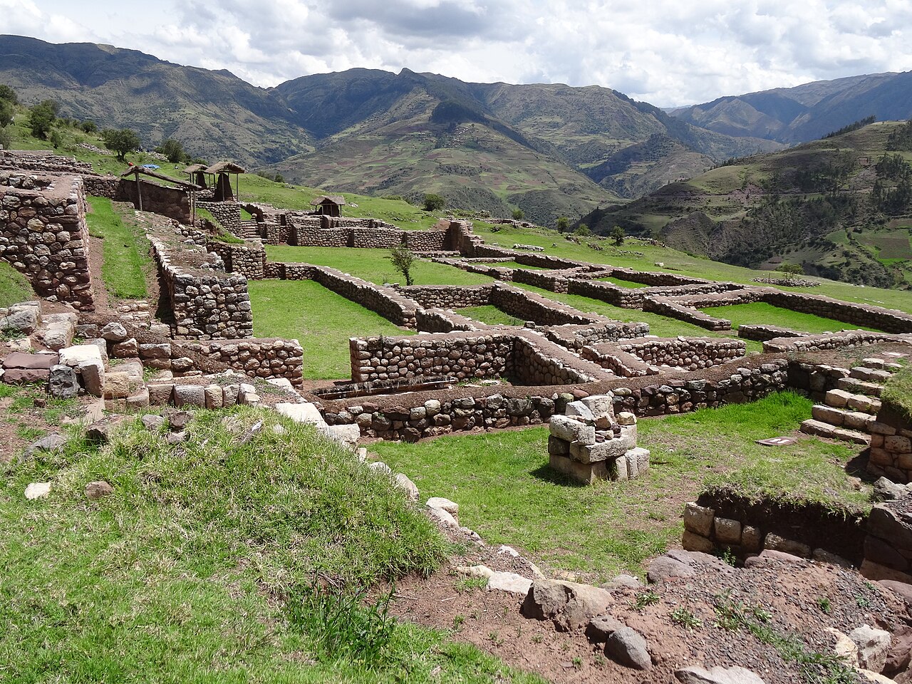 Recintos incas de Maukallaqta entre montañas