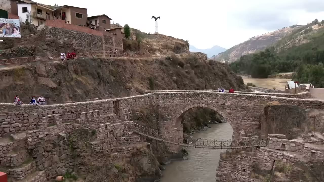 Los puentes de Checacupe sobre el río Pitumarca