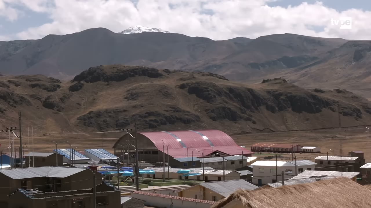 El pueblo de Phinaya entre montañas