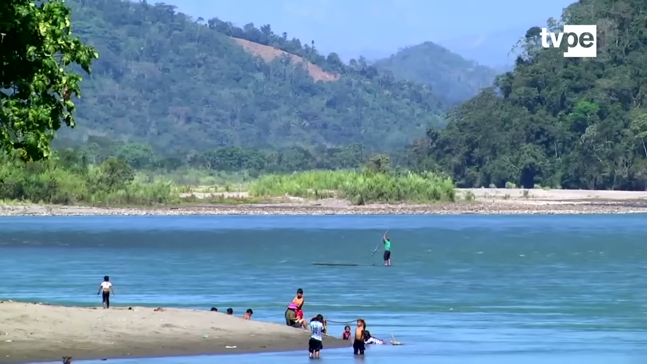 Bañistas en una playa del Apurímac, en Pichari