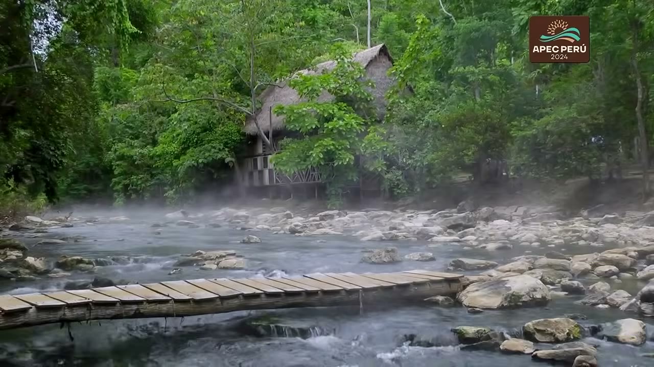 Vapor sobre el río de aguas calientes