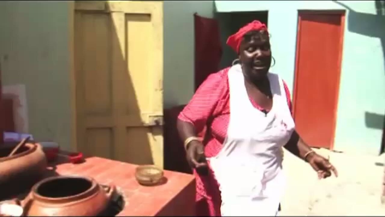 Mamainé cocina con leña y ollas de barro en El Guayabo