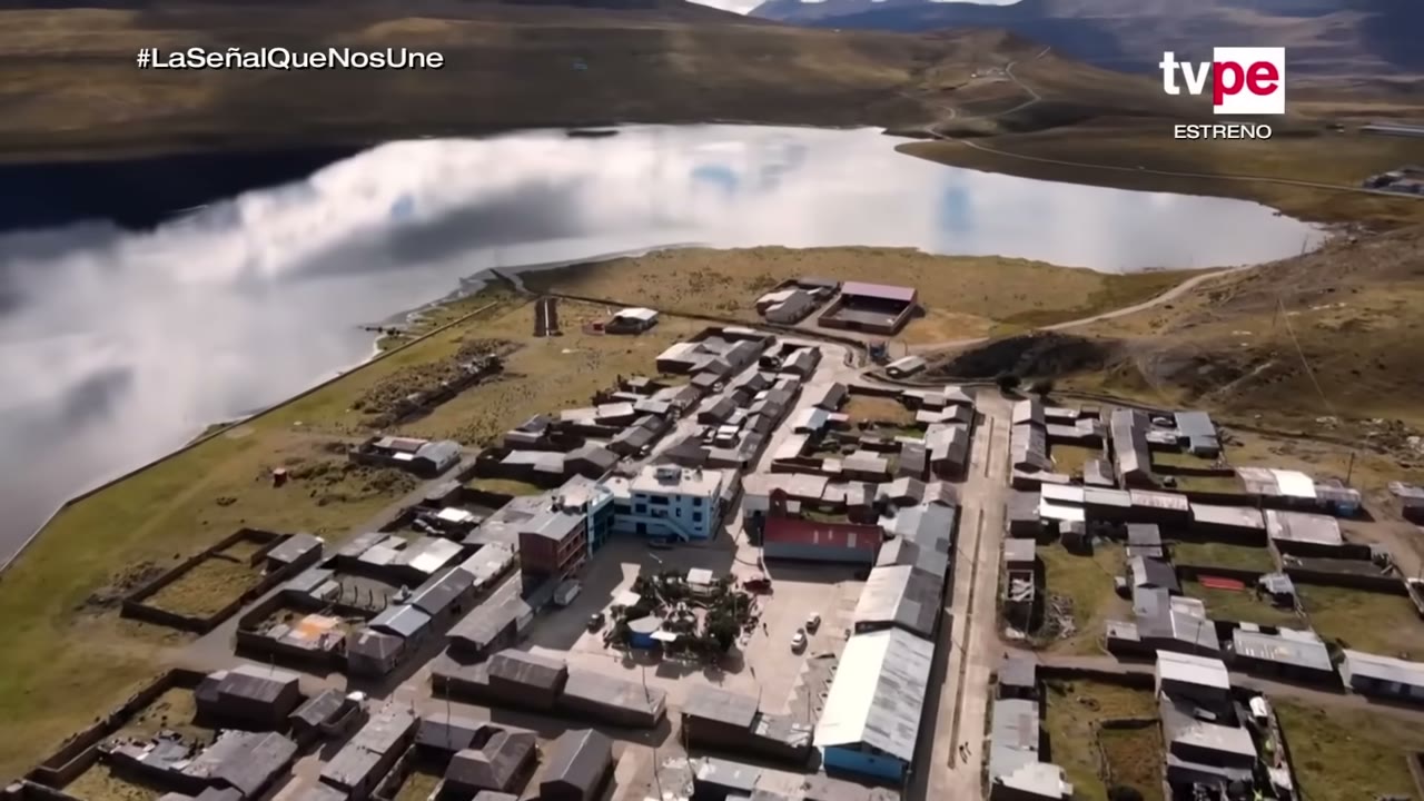 Marcapomacocha junto a su laguna