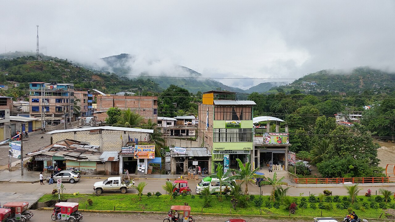 Avenida principal de Pichanaki entre cerros de selva