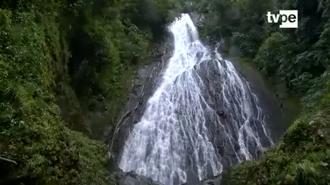 La catarata de Cubiriani entre el bosque