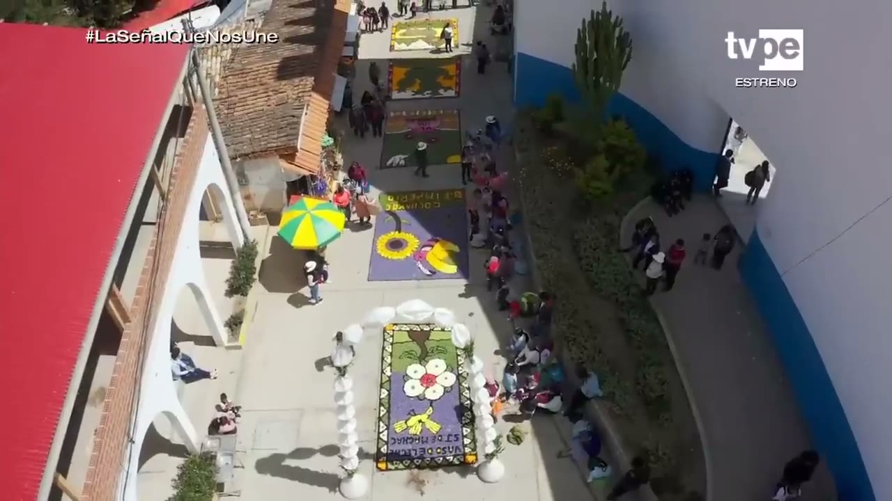 Alfombras de flores junto al santuario