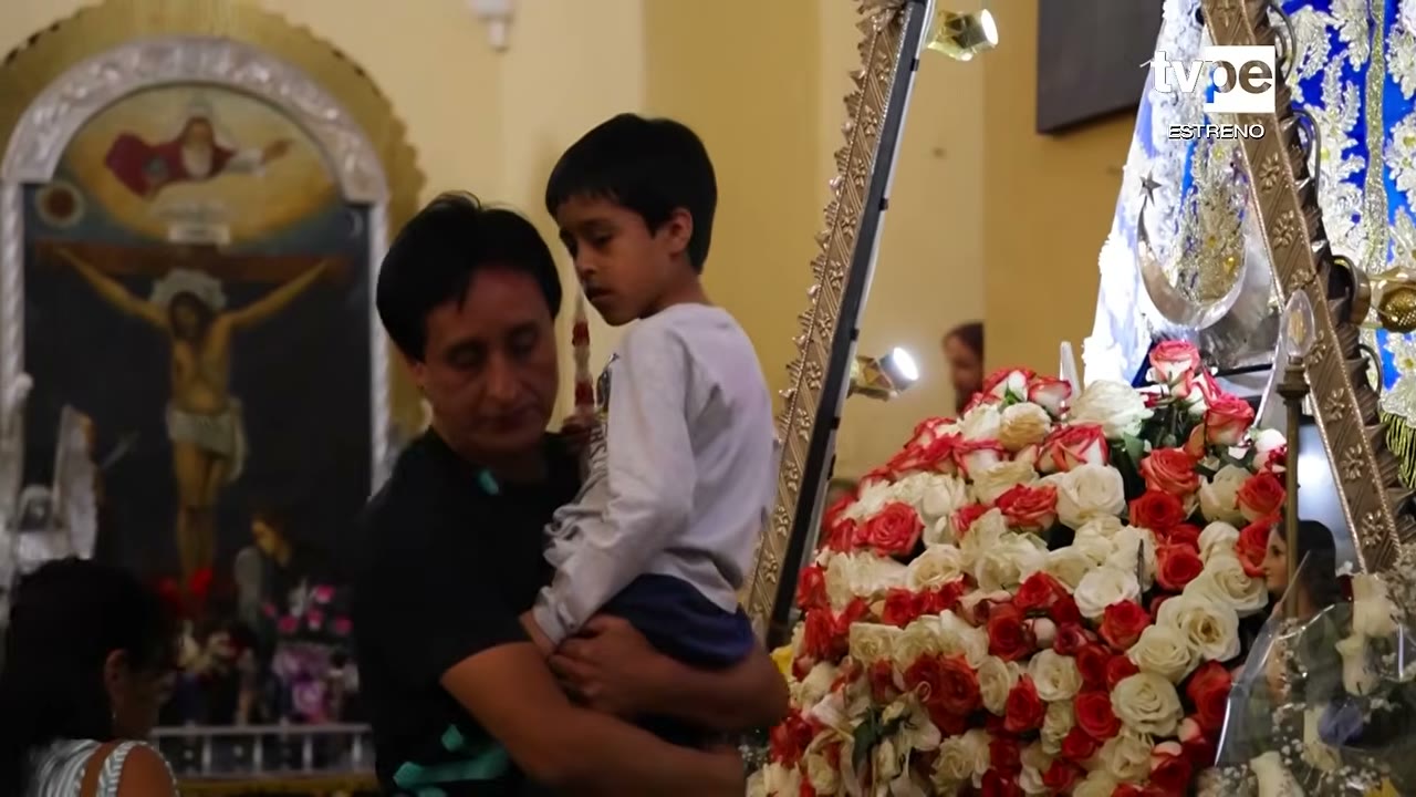 Devotos ante la Virgen de Guadalupe